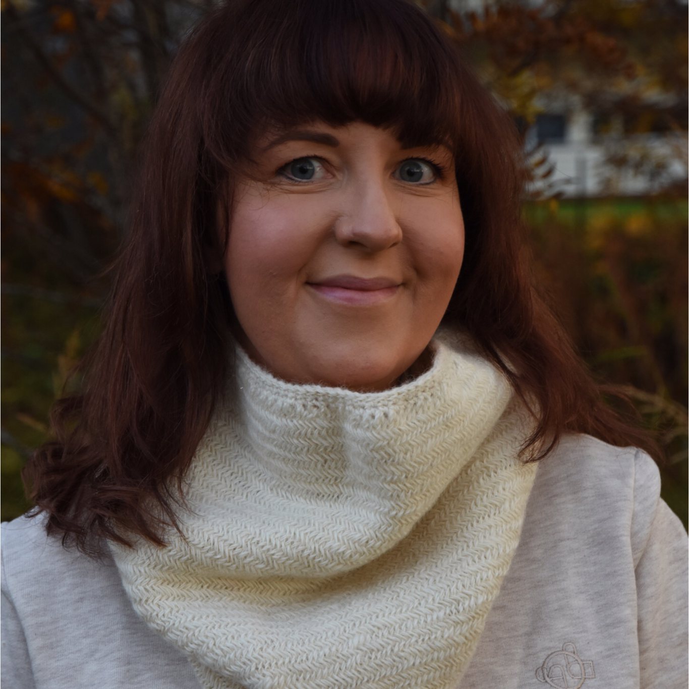 Halsvarmer i fiskebeinsmønster til dame