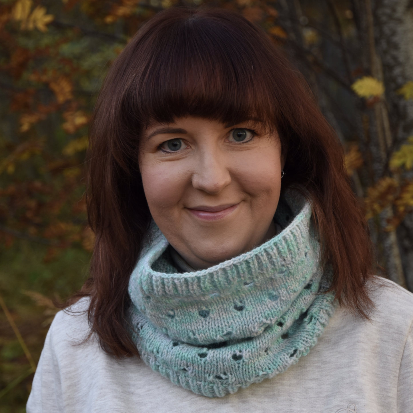 Hullmønstret hals i ull til dame