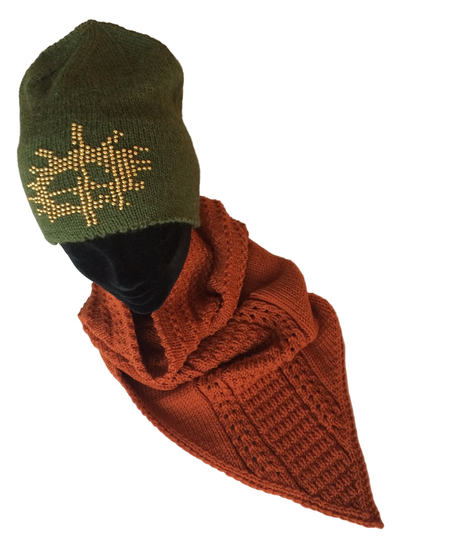 Lue med samisk solmotiv strikkeoppskrift