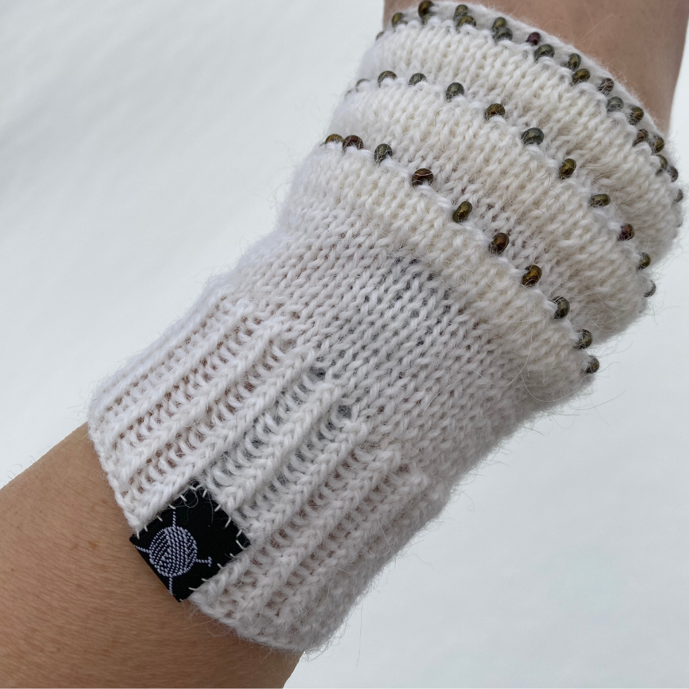 Pulsvarmere med perler og biser strikkeoppskrift