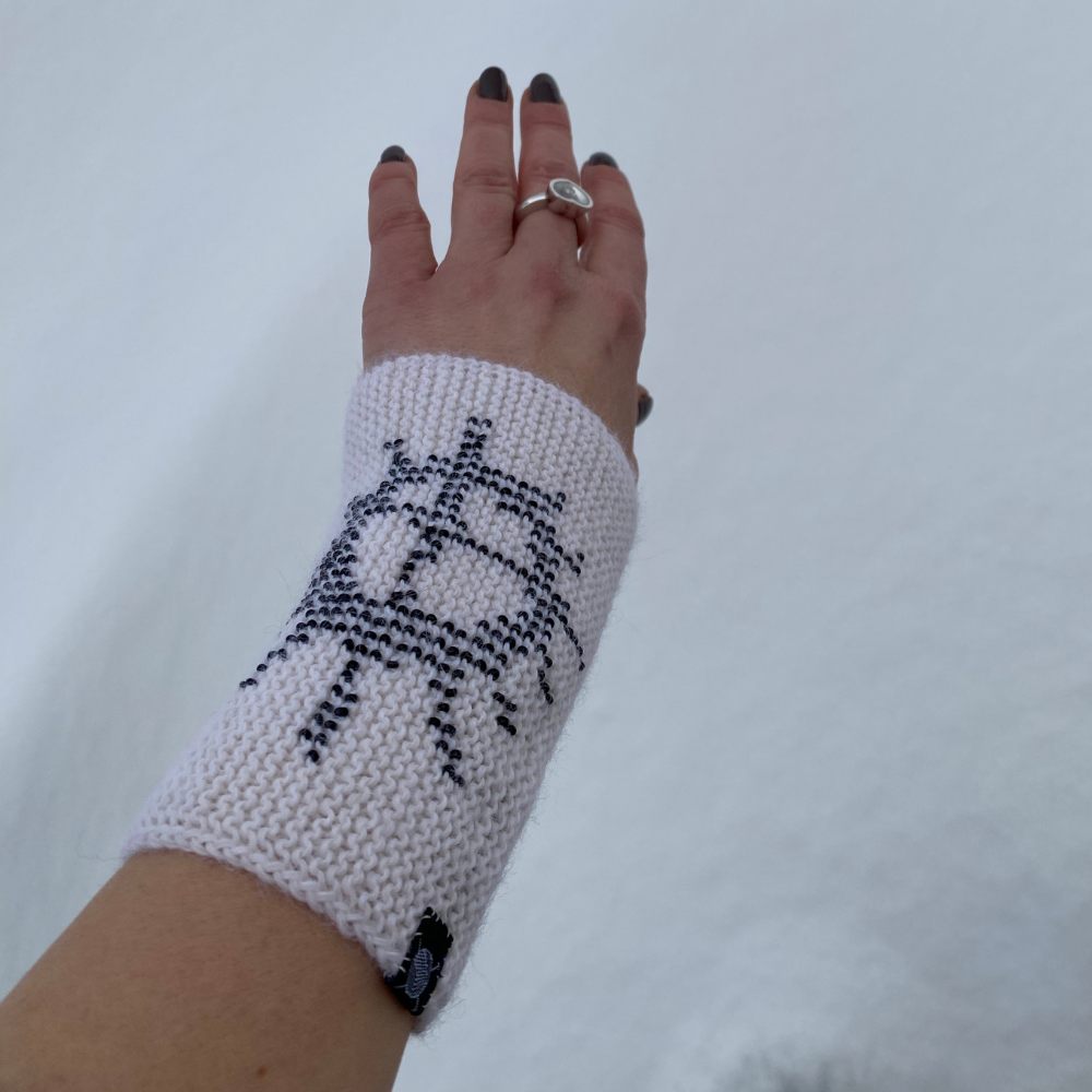 Pulsvarmere med samisk solmotiv strikkeoppskrift