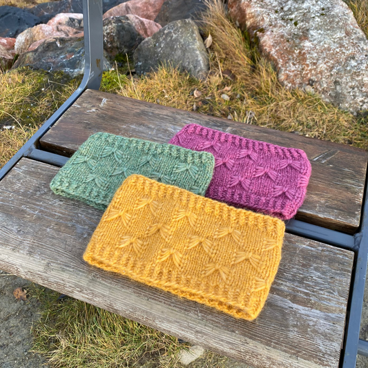 Sommerfuggel i vinterland pannebånd strikkeoppskrift