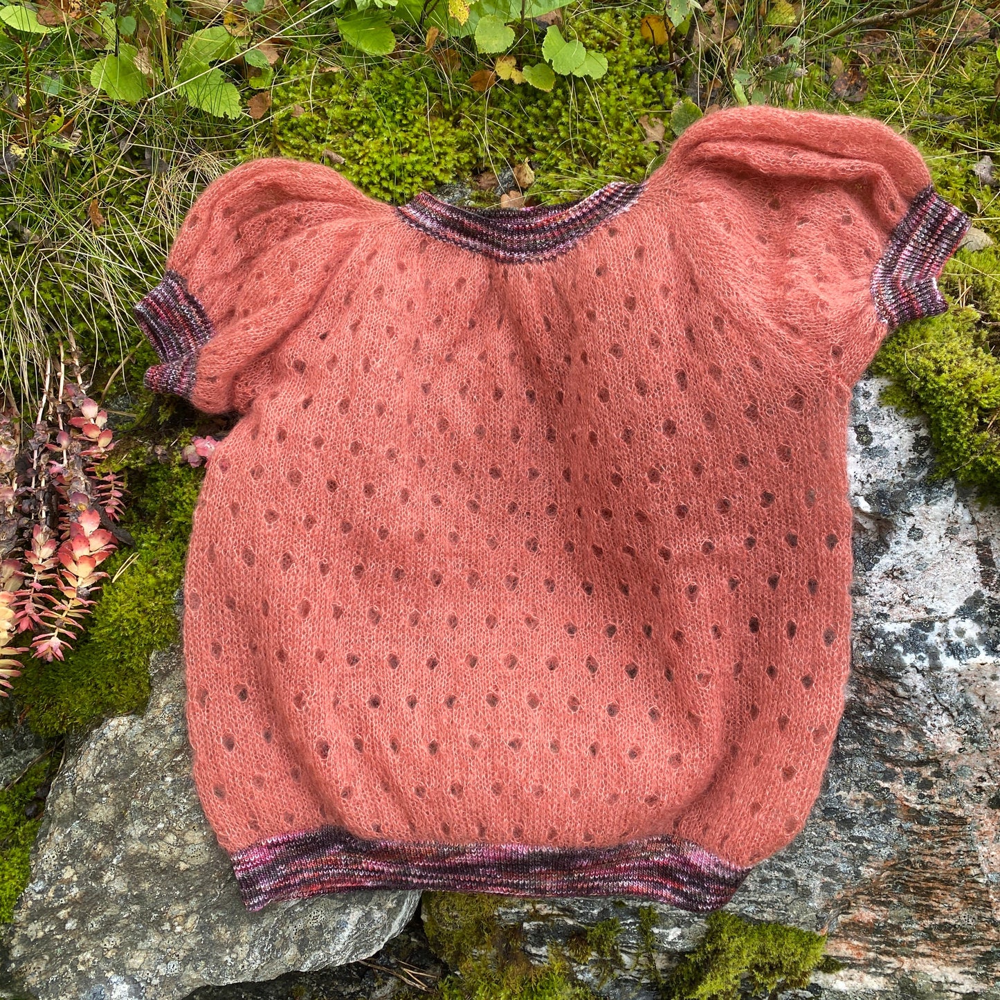 Bubbles topp med puffermer strikkeoppskrift