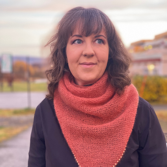 Fluffy rillesjal med perlekant strikkeoppskrift