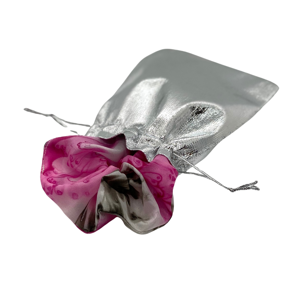 Scrunchie av håndmalt silke
